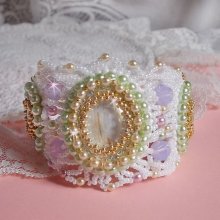 Bracciale Envolée Fleurie ricamato con cristalli Swarovski, cabochon in resina, perline perlate rotonde e perline Miyuki